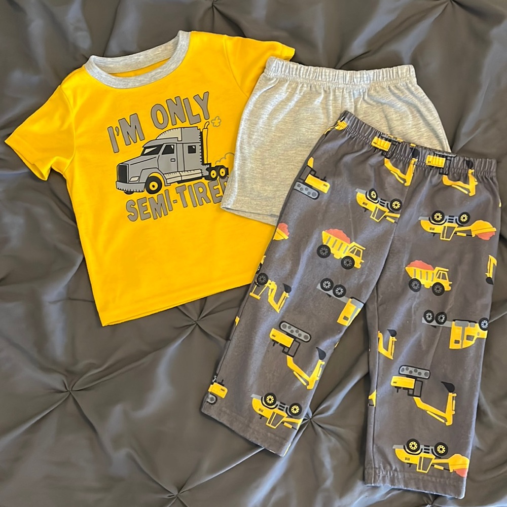 Carter’s 2T Boy PJ set.